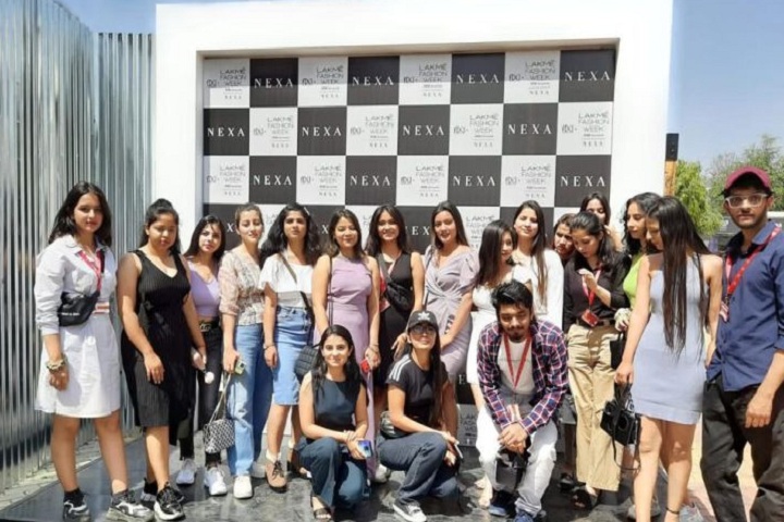 https://cache.careers360.mobi/media/colleges/social-media/media-gallery/612/2022/7/12/Group Photo of Indian Institute of Fashion and Design Chandigarh_Events.jpg